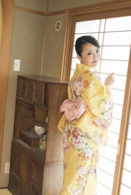 (Hirose Nazumi) Beautiful woman puts on kimono and fucks to climax (60P)