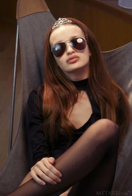 A girl who looks very fashionable wearing sunglasses! Zavya (114P)