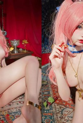 The COSER with her legs spread, her pink hairless pussy and her pussy naked, is presented to everyone (22P)