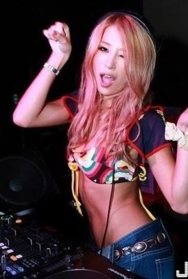 Direct shot: Beautiful white-collar workers in a Japanese nightclub are shown on camera, having fun and relieving stress at work!  (21P)