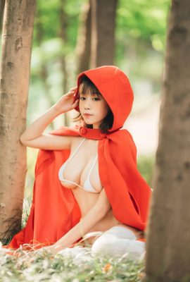 Naixi Jiang nice big red hat