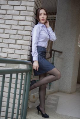 (Taiwan model beautiful legs series) Long-legged beautiful model Lin Hua OL uniform high heels beautiful legs outdoor shot (51P)