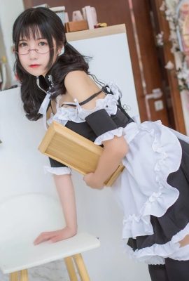 A beautiful girl with glasses wears a sexy maid in her private room and wears black leg stockings to show off her perfect figure and charming legs (17P)