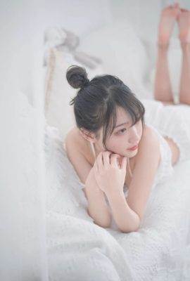 Zhou Ji is a cute bunny – white pajamas (20P)