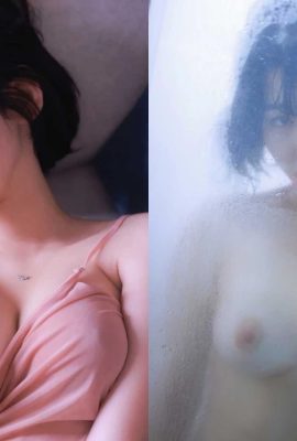 Short-haired cute girl takes a bath in the bathroom at home with “breasts pasted on the glass” and her white, tender and beautiful breasts are throbbing (11P)