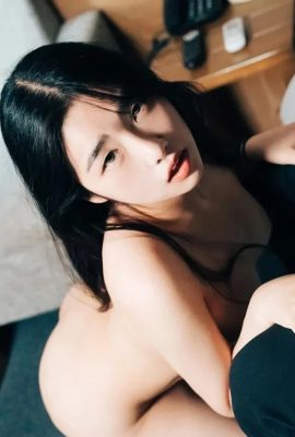 Korean beauty SonSon interacts intimately with her boyfriend at home (36P)