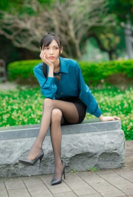 (Taiwan model beautiful legs series) Long-legged beauty model Xiaobao OL black stockings and high heels beautiful legs outdoor shot (37P)