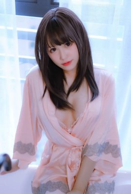 Nyako Aiko Living with a delusional girlfriend in silk sleepwear (80P)