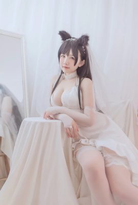 Ah Ban is very happy today. Atago Wedding Dress (36P)