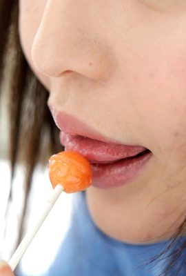 (こころ) The sexy girl who likes eating lollipops eats cocks as she eats them (68P)