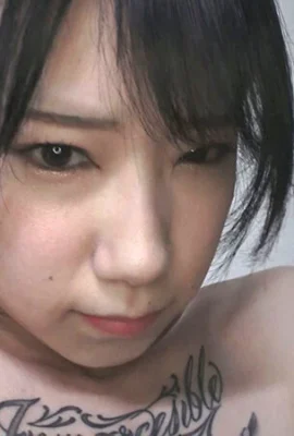 (GIF)Yuki Hiiragi Translation: A runaway girl with tattoos is shaking in bed even though she’s not horny… (33P)