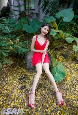 (Beautiful Legs Extra Series) Long-legged beauty model Huang Yunfei red dress, short skirt, high heels and beautiful legs travel photo (35P)