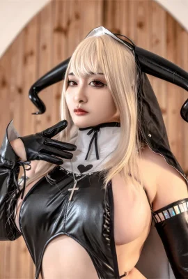 Animation blogger Luo Li LoLiSAMA devil nun themed sexy black leather costume with black leather garters showing off her butt and beautiful legs in a seductive photo 70P