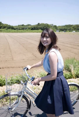 (Yamada Minami) Her appearance is stunning…and her sweet smile is full of love (31P)